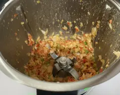 Step <p>Añadimos al vaso la cebolla,los ajos,el pimiento rojo,el pimiento verde,y el aceite y programamos 4 seg/ vel 5 .Sofreímos 5 min/120°C/ giro inverso / vel cuchara. Quitar el cubilete, y en este momento convertimos en una sartén nuestro thermomix.</p><p>Recuerda siempre el troceado al gusto de nuestros comensales si hay niños para que no noten los tropezones.</p> illustration