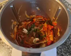 Step <p>TM6: buscar la receta de pimientos dorados y poner el aceite, los pimientos y el ajo y dorar siguiendo la receta. </p><p><br></p> illustration