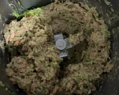 Step <p>Añadimos la carne de pollo, la sal, la pimienta, el perejil, el pan rallado o la avena y los dos huevos. Mezclamos 10 segundos, giro a la izquierda, velocidad 4.</p> illustration