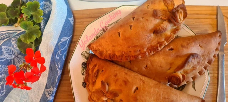 Empanada rellena de pollo deshilachado y queso