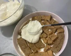 Step <p>Y se Ban por iendo porcapas y se remata con el caca en polvo con un colador fino</p> illustration