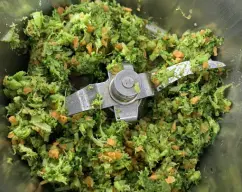 Step <p>Colocamos en el vaso el brócoli y la zanahoria en trozos y picamos 10 segundos a velocidad 5.Comprobamos los trozos y si hiciera falta se repetiría el proceso otros 5 o 10 segundos.</p> illustration