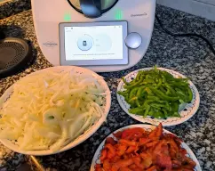 Step <p>TM31, TM5: poner en el vaso el aceite, la cebolla, los pimientos y el ajo. Programar 15 minutos, temperatura varoma, giro a la izquierda, velocidad cuchara. </p> illustration