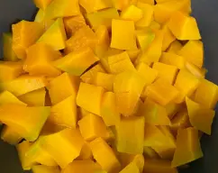 Step <p>Introducimos en el vaso 500g de agua. Colocamos la tapa y sobre esta el Varoma con los trozos de calabaza. Programamos 35 minutos, temperatura Varoma, velocidad 1.</p> illustration