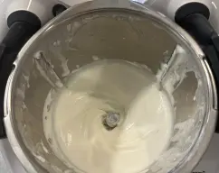 Step <p>Montamos la nata en velocidad 5 mirando cuando eta montado y la pasamos a un bol</p> illustration