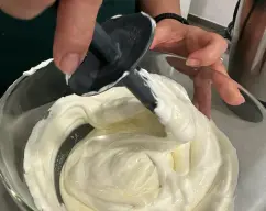 Step <p>Se mezcla de forma envolvente con la nata</p> illustration