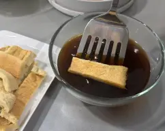 Step <p>E mojan los bizcochos en el café </p> illustration