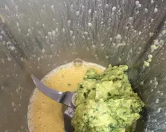 Step <p>Introducimos la pasta reservada del aguacate , ajo y cilantro.</p> illustration