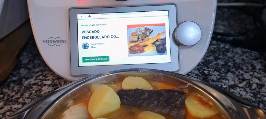 PESCADO ENCEBOLLADO CON PAPAS GUISADAS