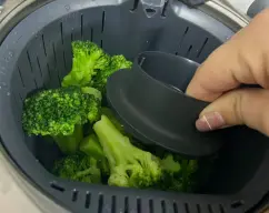 Step <p>Vertimos el agua en el vaso, colocamos el cestillo y en él introducimos el brócoli. Cocemos al vapor 10 minutos, temperatura Varoma, velocidad 1. Una vez terminado, con ayuda del cubilete, presionamos el brócoli en el cestillo para que expulse el agua. Enjuagamos el vaso.</p> illustration