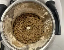 Step <p>Ponemos el resto de ingredientes y mezclamos unos segundos en velocidad 6. </p> illustration