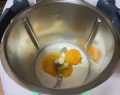 Step <p>Crema pastelera:Todos los ingredientes dentro del vaso 200gr de leche,2 huevos,10gr de maizena,70gr azúcar,1 cta .vainilla líquida programamos modo espesar 5 minutos en tmx-6.Si tienes otro modelo de thermomix programa 5 mint/90°/ vel 4.Reservar en manga pastelera.</p> illustration