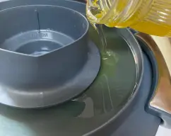 Step Ahora con la máquina en marcha( 3 mint )en vel 5,vamos añadiendo sobre la tapa del vaso con el cuvilete puesto el aceite , este va cayendo poco a poco y así hacemos una emulsión . illustration