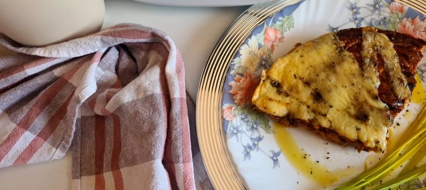Pastel de verduras bañado con provolone cheese