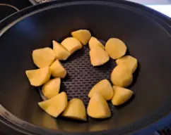 Step <p>Poner las papas en cuartos en el recipiente Varoma.</p> illustration