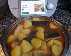 Step <p>Verificar que el pescado y las papas estén hechas. De no ser así, añadir unos minutos más a la misma temperatura y velocidad. Una vez terminado, si el encebollado está claro, programar 10 minutos/ Varoma/ velocidad 1, para que evapore, sin cubilete. Si por el contrario ha quedado muy espeso, añadir el agua. </p> illustration