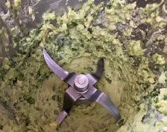 Step <p>Incorporamos al vaso los ajos ,el cilantro y troceamos 10 seg / vel 7 , incorporamos el aguacate y programamos 10seg/ vel 5.Sacamos del vaso y reservamos la mezcla.</p> illustration