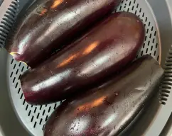 Step <p>Una vez vacías las colocamos boca abajo (con la piel para arriba) en el Varoma y la bandeja del Varoma.</p> illustration