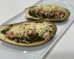 Step <p>Troceamos el contenido 10 segundos a velocidad 4 y medio (o más segundos o más velocidad si se quiere más pequeñito). Una vez listo ponemos el relleno en las berenjenas, colocamos encima media lata de atún sobre cada mitad y queso mozarella al gusto. Con el calor del relleno el queso se va fundiendo, pero si se quisiera gratinar un poco, se puede dar un golpe de horno antes deservir.</p> illustration