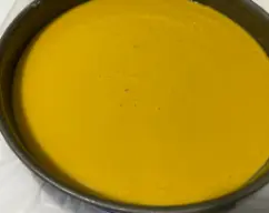 Step <p>Bajamos los restos de las paredes con la espátula e introducimos el resto de ingredientes; aceite, harina, azúcar, levadura, flan y huevos. Batimos 30 segundos velocidad 5 y vertemos la mezcla en el molde.</p> illustration