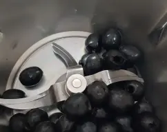 Step <p>Escurrir las aceitunas en el cestillo y ponerlas en el vaso. </p> illustration