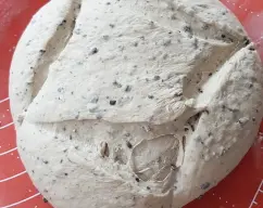 Step <p>Precalentar el horno a 250°C</p><p>Una vez que haya fermentado la masa pincelamos con aceite de oliva y hacemos unos cortes al pan. </p> illustration