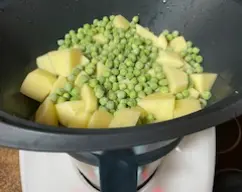 Step Situamos el recipiente varoma en su posición con las papas y los guisantes y programamos 45 min/Varoma/ giro inverso/ vel cuchara. illustration