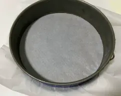 Step <p>Precalentamos el horno a 180ºC. Engrasamos un molde con mantequilla o aceite de girasol (yo recomiendo colocar en la base papel de horno y pincelar sobre el papel y las paredes del molde),el molde debe ser grande, el mío es de 26cm de diámetro.</p> illustration