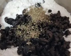 Step <p>Mezclar con la espátula los ingredientes y añadir al vaso,añadir también las aceitunas</p> illustration