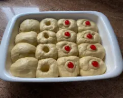 Step <p>Pasados los 45 mint ,hacemos en el centro de cada bollito un agujero y ponemos la crema pastelera y media guinda , si se quiere puedes al gusto poner mermelada , dulce membrillo , fruta natural etc....</p> illustration