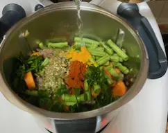 Step Agregamos el resto de ingredientes que faltan como: la zanahoria ,habichuelas trozos ,tomate frito,hierbitas ,laurel,sal pimentón vera, cúrcuma ,agua y en este momento le añado también como 6-7 trozos de papas para que la salsa quede concentrada y así evitamos que nos quede aguada .Fantástico truco. illustration