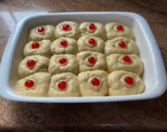 Step <p>Pincelar alrededor de cada bollito con la mezcla de un huevo y un chorrito de leche.Ya con el horno precalentado introducimos la fuente unos 18-20 minutos calor arriba y abajo.</p> illustration