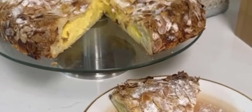 Tarta de crema con almendras